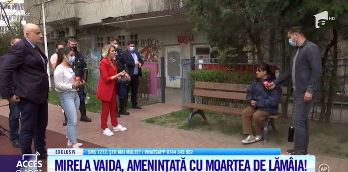 Mirela Vaida, in costum rosu, în dialog cu prietena atacatoarei sale