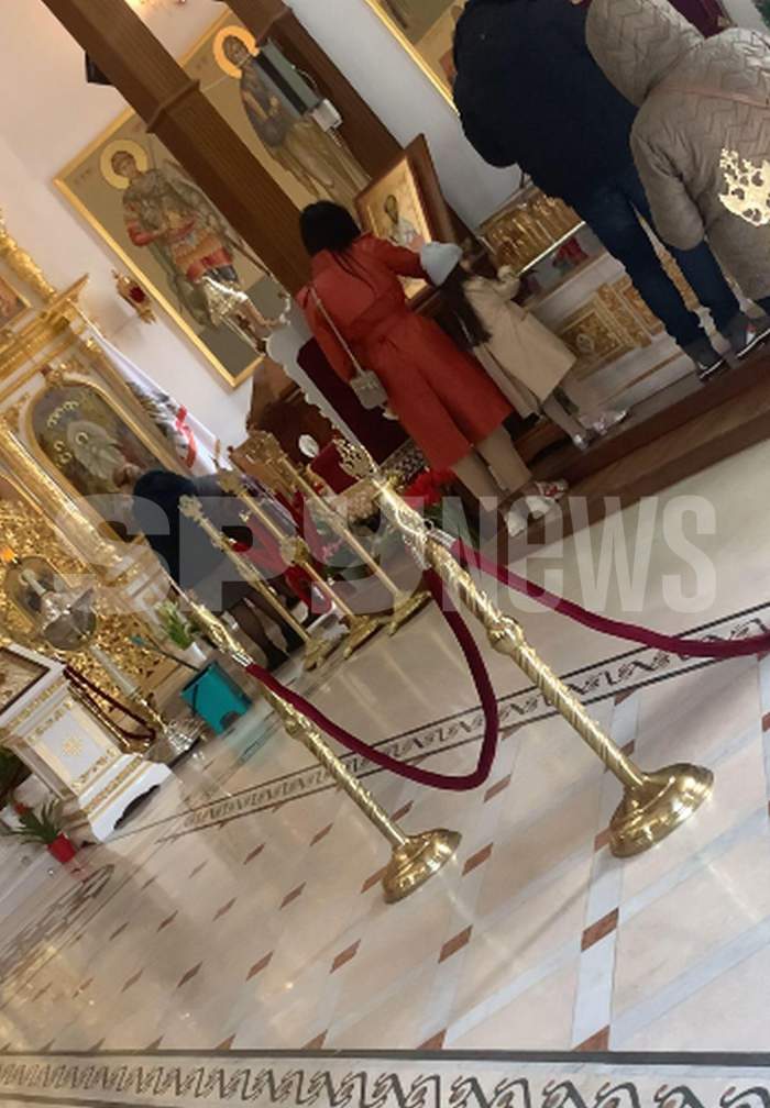 Roxana Dobre, surprinsă în timp ce se roagă la biserică alaturi de unul dintre copiii ei