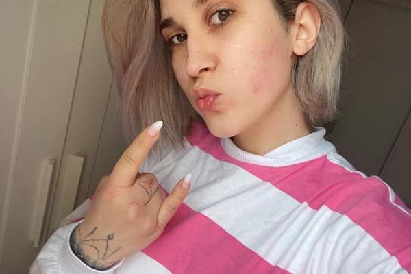 Adda i-a declarat război public unei urmăritoare, la scurt timp după ce a postat o fotografie fără filtre. ”Ai degetele precum cârnații” / FOTO