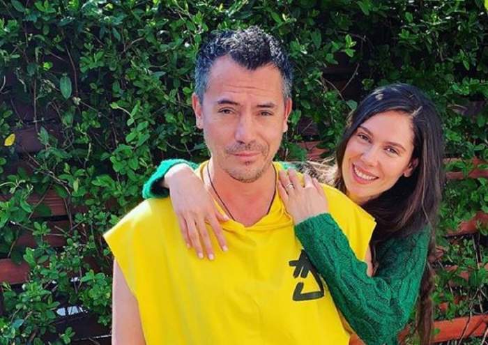 Răzvan Fodor și soția, îmbrățișați, îmbrăcați în galben și verde