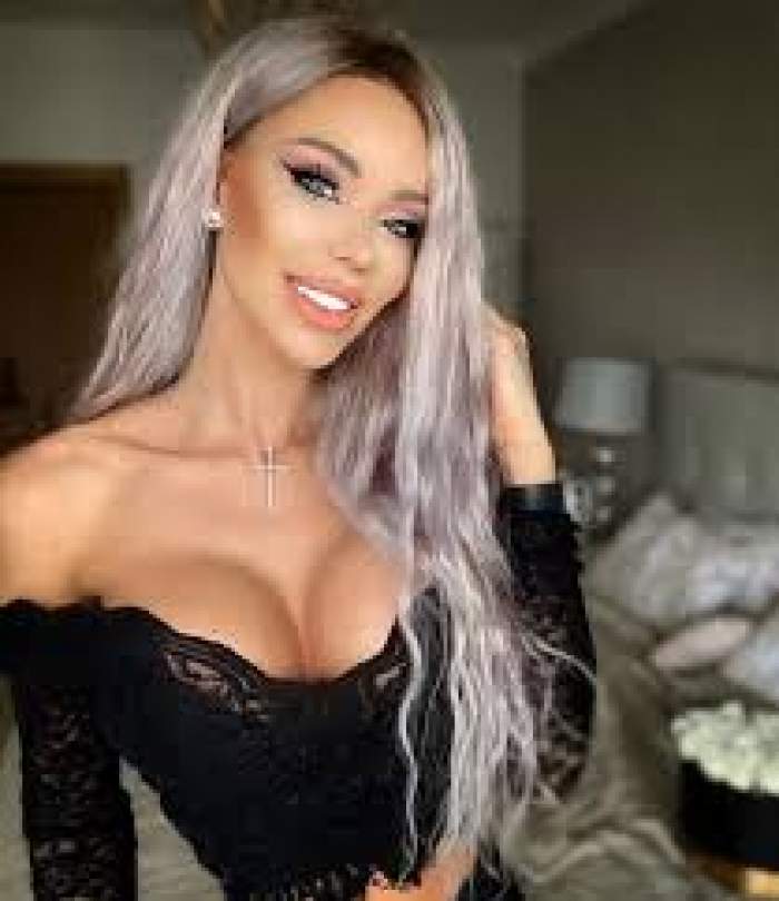 Bianca Drăgușanu, selfie acasă, în ținută neagră, decoltată, cu mâna în păr