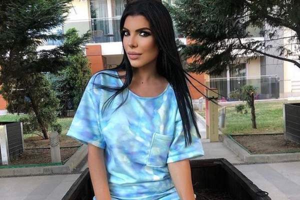 Andreea Tonciu, ținta criticilor, după ce a postat o poză cu sora ei: „Înainte de operații mai semănați?”. Cum le-a răspuns vedeta / FOTO