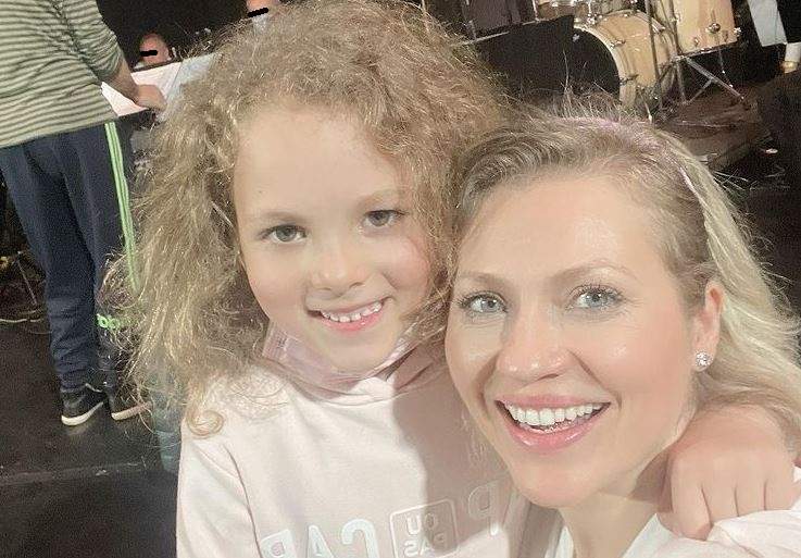 Mirela Vaida și fiica ei își fac un selfie. Vedeta poartă o bluză albă, iar fetița un hanorac roz deschis. Amândouă zâmbesc.