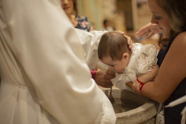 Imagine cu un copil in timpul botezului
