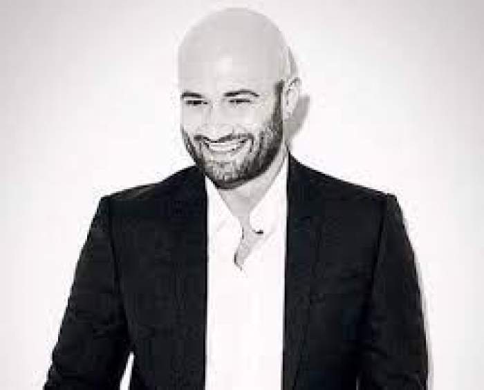 Mihai Bendeac, zâmbitor, în costum negru și cămașă albă