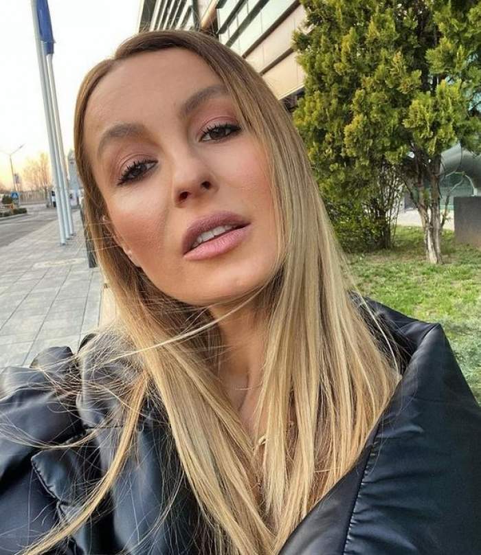 Flavia Mihășan poartă o geacă neagră, oversized. Vedeta își face un selfie și are gura întredeschisă.