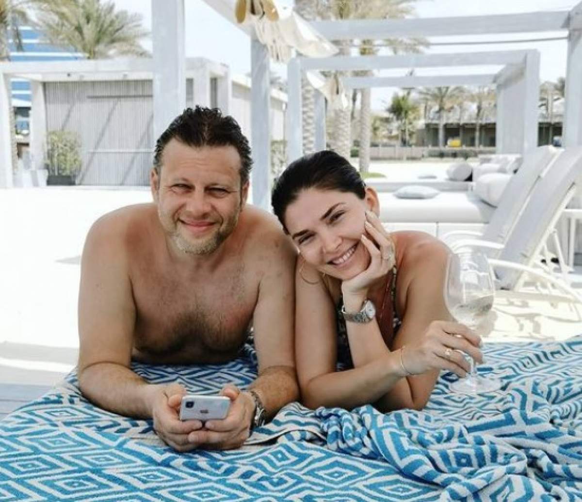 Alina Pușcaș și soțul Mihai Stoenescu pe plajă