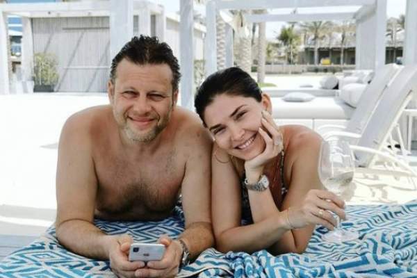 Alina Pușcaș și soțul, sărut pătimaș în Dubai. Prezentatoarea de la Te cunosc de undeva pare o adolescentă îndrăgostită / FOTO