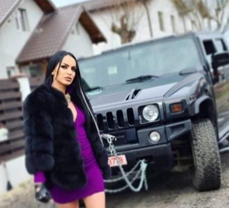 Irina Lepa lângă o mașină