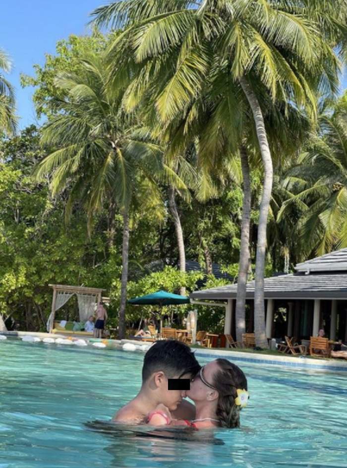 marcela fota isi saruta copilul pe frunte in piscina in maldive