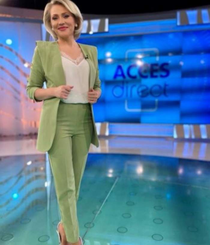 Mirela Vaida în costum verde, în platou la Acces Direct.