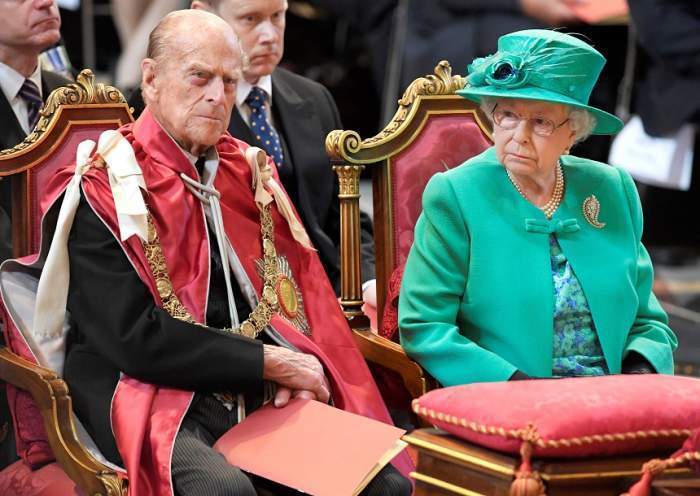 printul philip si regina elisabeta pe scaun