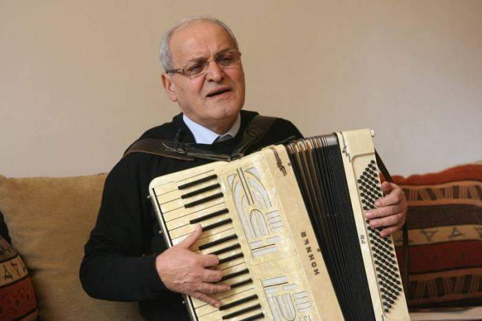 Nelu Ploieșteanu canta la acordeon