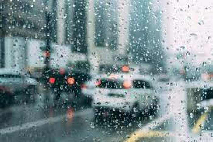 Imagine cu trafic aglomerat pe timp de ploaie