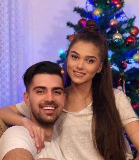 Theo Rose și Alex lângă bradul de Crăciun.