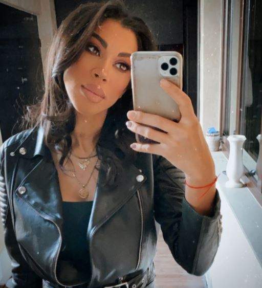 Raluca Pascu, selfie în oglindă.