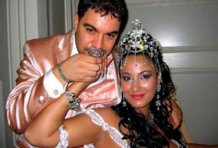 Florin Salam și Fănica la nunta lor. El poartă un costum roz și îi săruta mâna, iar ea zâmbește și poartă o coroniță pe cap.