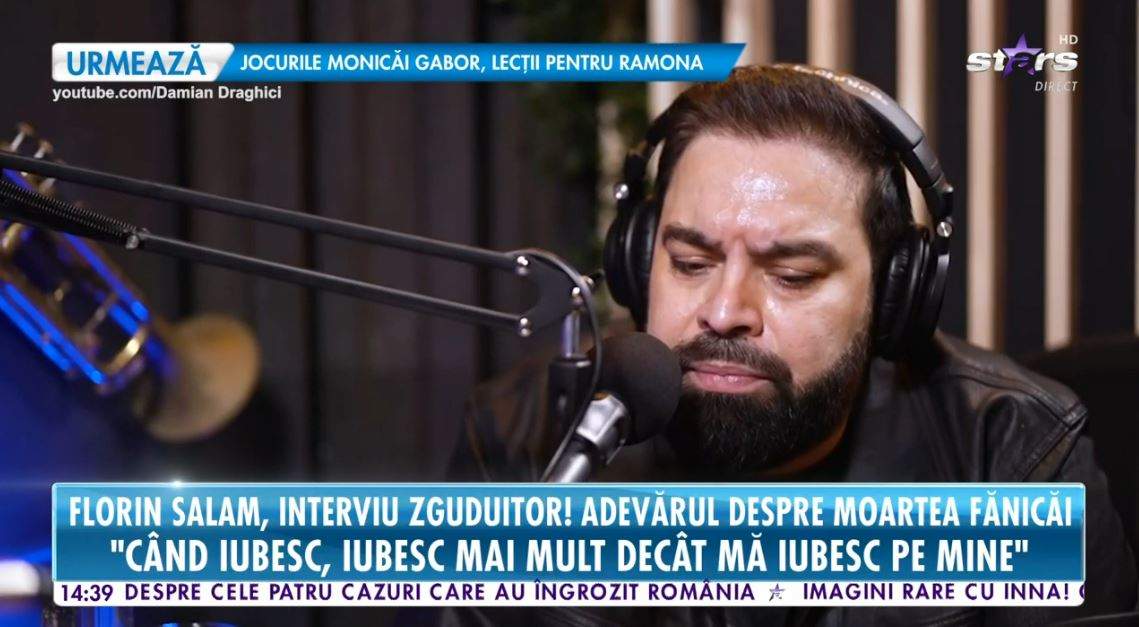 Florin Salam dă un interviu pentru podcastul lui Damian Drăghici. Artistul poartă căști și o geacă neagră, din piele.