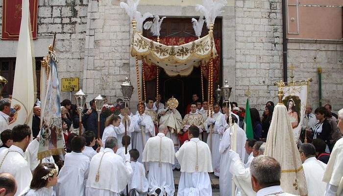 Lumina Sfânta de Paștele Catolic. Cum iau lumina catolicii și ce diferă față de tradiția ortodoxă