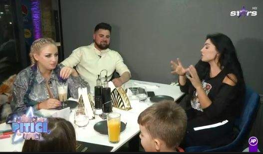 Elena Ionescu la masă cu Sânziana Buruiană, soțul acesteia și copiii