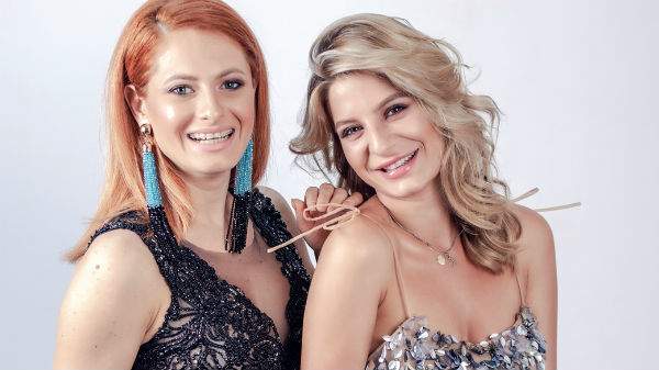 Raluka și Ana Baniciu, ședință foto în rochii de gală.