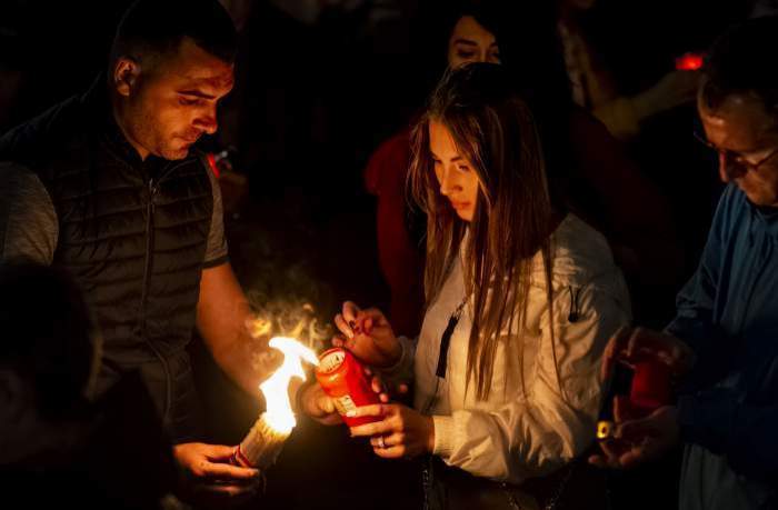 O femeie și un bărbat care i-au lumină