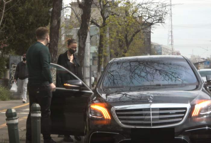 Răzvan Plumb îi deschide portiera iubitei sale pentru ca aceasta sa se urce in masina