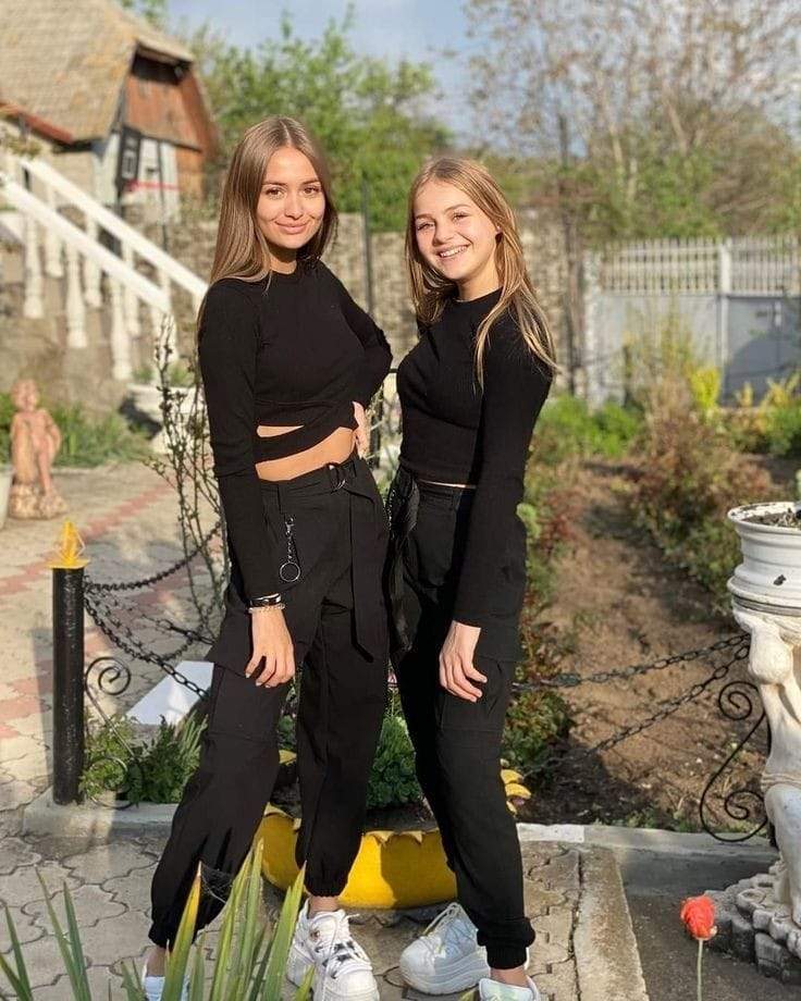 Cum se înțelege, de fapt, Iuliana Beregoi cu sora ei mai mică. ”Ne trăgeam de păr, erau chestii de genul ăsta” / VIDEO
