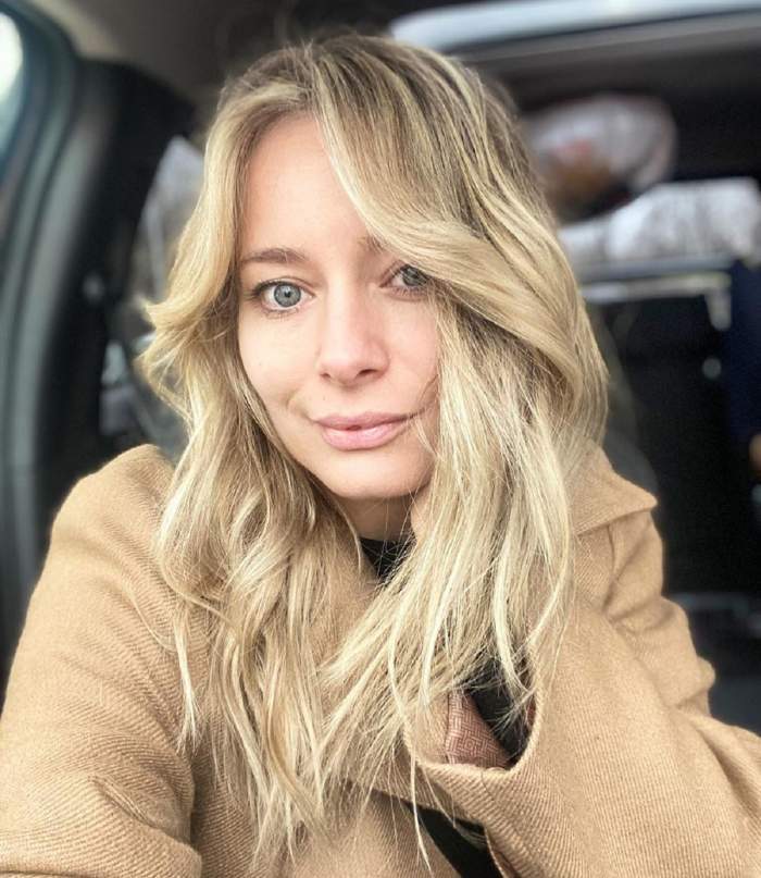 Laura Cosoi, selfie în mașină, îmbrăcată în crem