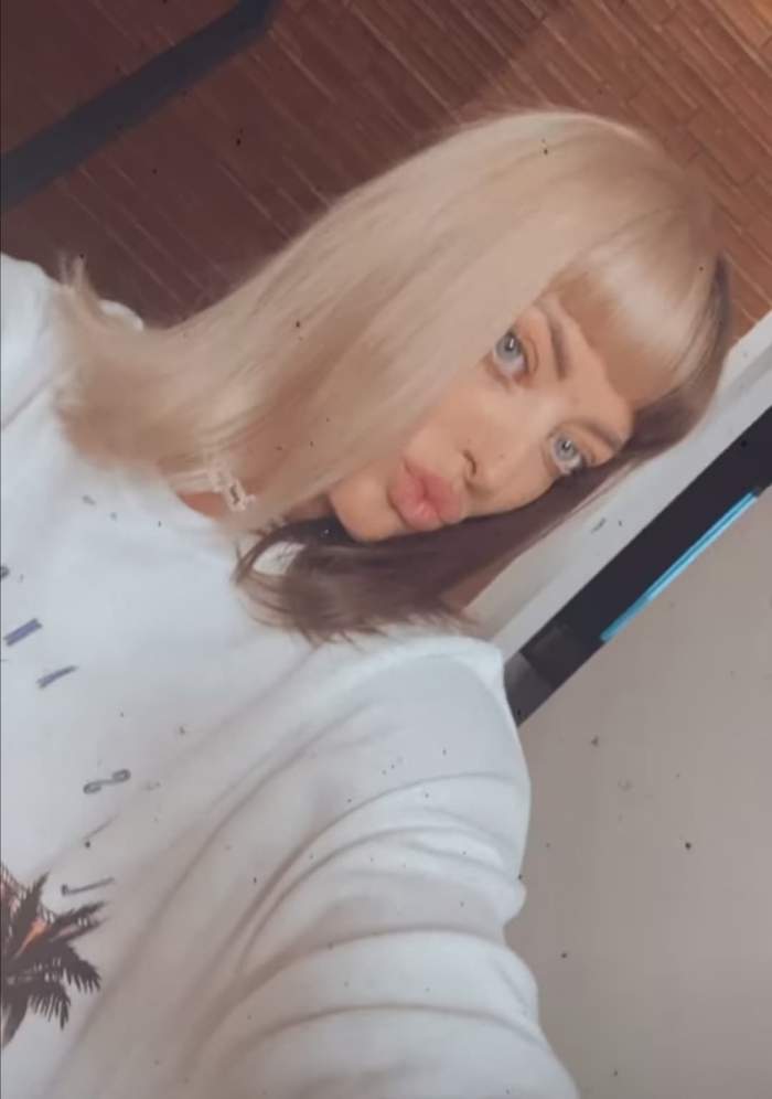 Delia, selfie în bluză albă, vopsită blond și castaniu