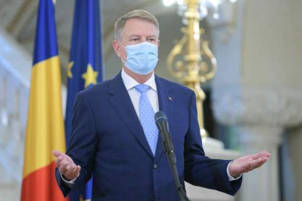 Klaus Iohannis, gesticulând în cadrul unei conferințe