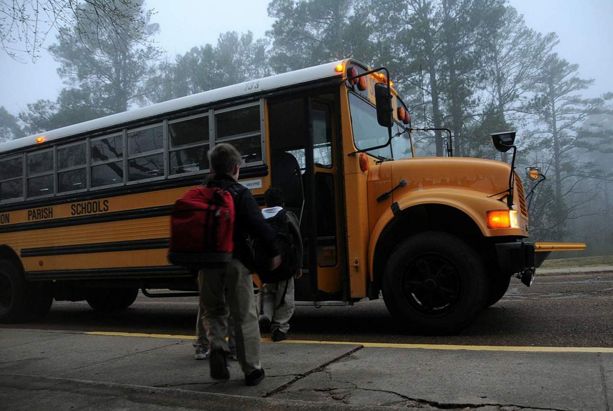 un autobuz care duce copiii la scoala