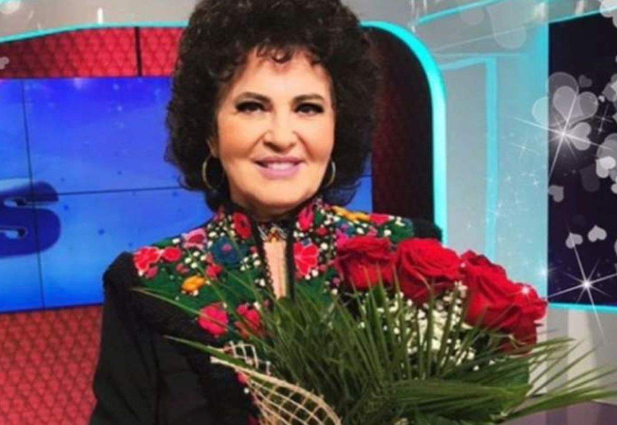 Irina Loghin cu un buchet de flori in mana la star matinal