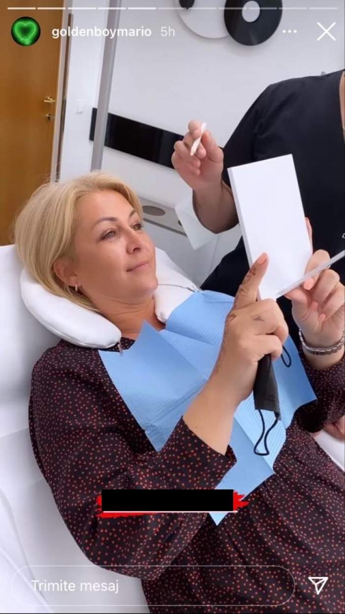 Mama lui Mario Fresh e la medicul plastician. Claudia Gălățanu se uită în oglină.