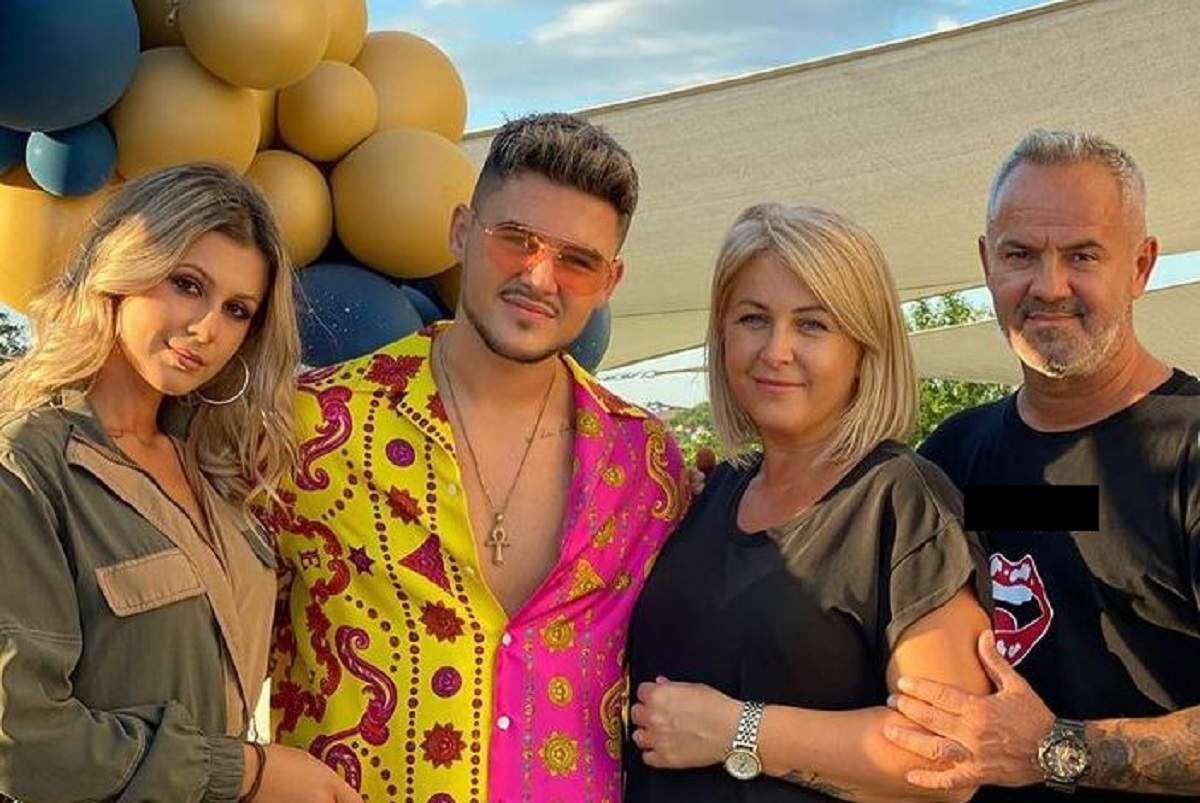 Mario Fresh și familia lui. Toți zâmbesc. Artistul poartă ochelari de soare și o cămașă jumătate roz și jumătate galbenă.