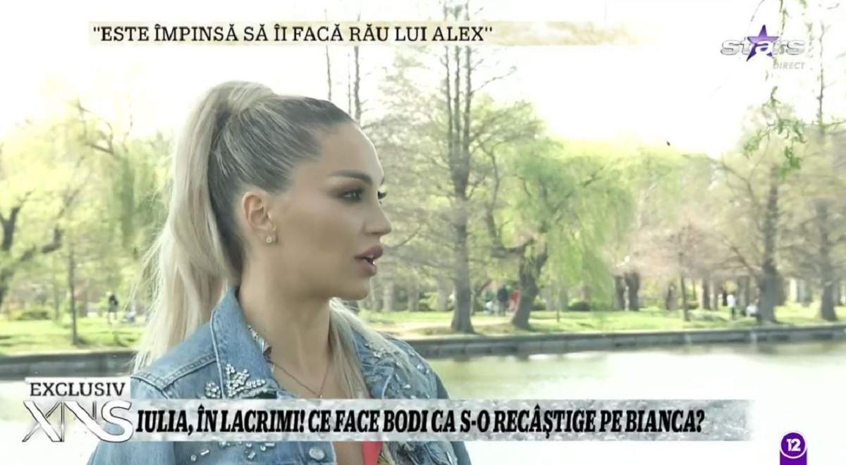 Iulia Sălăgean dă un interviu pentru Xtra Night Show. Blonda poartă o geacă de blugi.