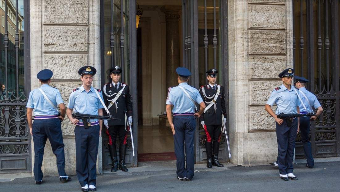 Cum a bătut un român patru polițiști italieni, de unul singur. Oamenii legii dau vina pe sistem