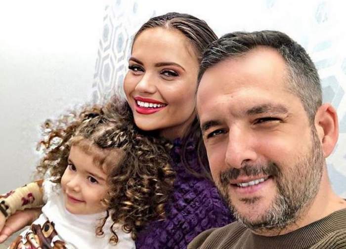 Un selfie cu Cristina Șișcanu, Mădălin Ionescu și fiica lor, Petra. Ea poartă un pulover mov, el unul maro, iar micuța o bluză albă.