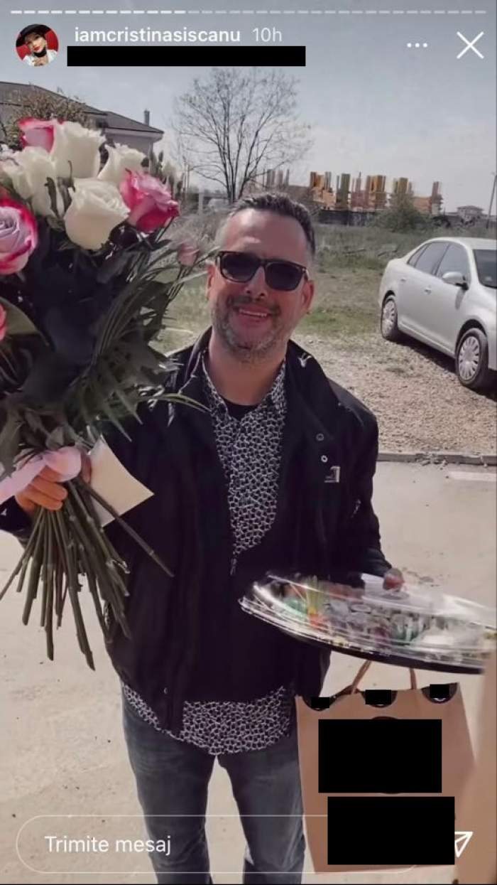 Mădălin Ionescu ține în mâini buchetul de flori colorați și mâncarea la pachet pentru Cristina Șișcanu, odată cu sărbătorirea a celor 10 ani de căsătorie. Acesta zâmbește și poartă ochelari de soare.