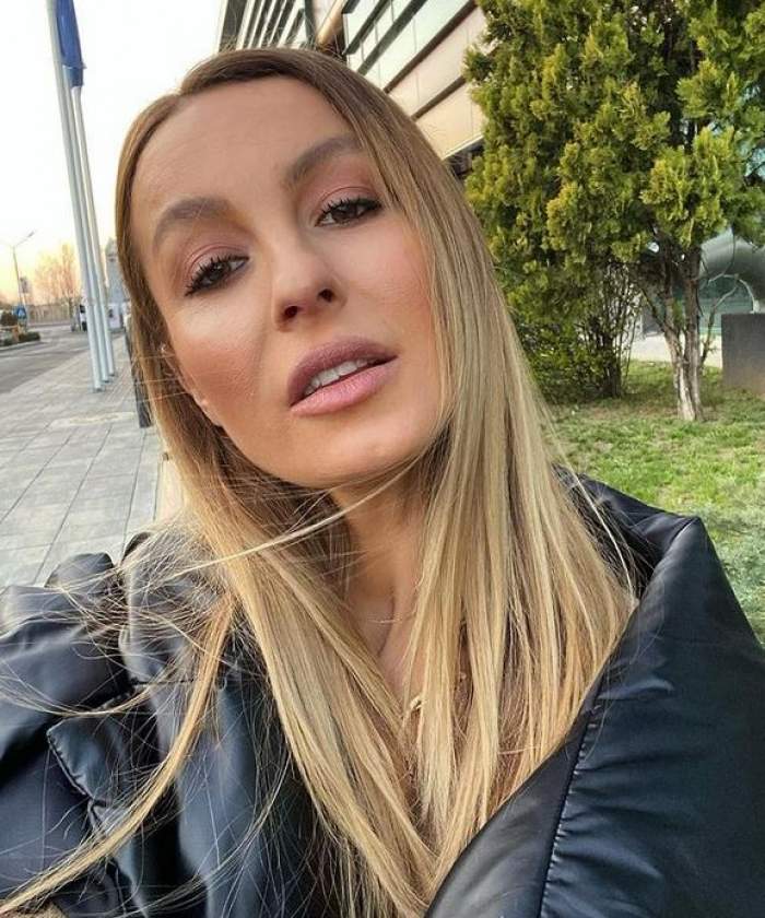 Flavia Mihășan poartă o geacă neagră, oversized. Vedeta își face un selfie și are gura întredeschisă.