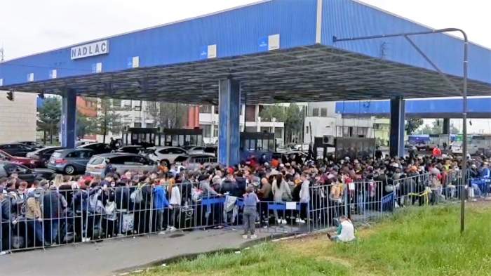 Mii de români, blocaţi la Vama Nădlac în drum spre locurile natale. ”Nici nu ne dau informaţii şi ne repezesc”