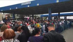 Mii de români, blocaţi la Vama Nădlac în drum spre locurile natale. ”Nici nu ne dau informaţii şi ne repezesc”