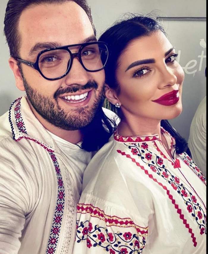 Răzvan Babană și Andreea Tonciu, zâmbitori, îmbrăcați în alb și roșu