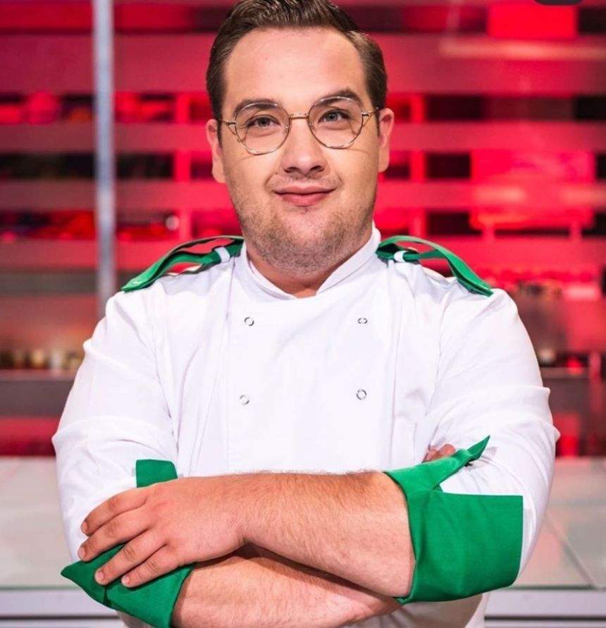 Răzvan Babană, în tunică alb cu verde la Antena 1