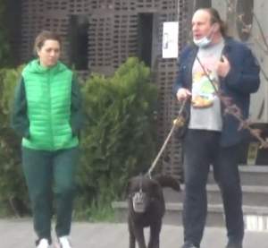 Vali Crăciunescu și soția și-au echipat corespunzător câinele pentru plimbarea zilnică, dar au uitat de ei. Soții fără mască de protecție au făcut spectacol în mijlocul străzii, imitându-și animalul de companie / PAPARAZZI