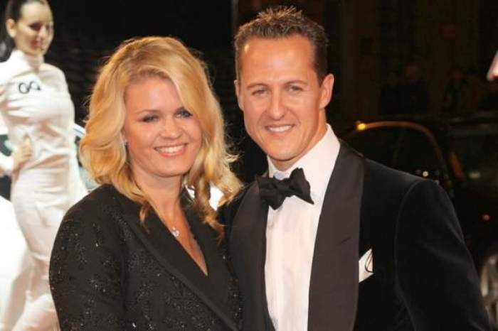 Michael Schumacher și soția, îmbrăcați în negru, îmbrățișați și zâmbitori
