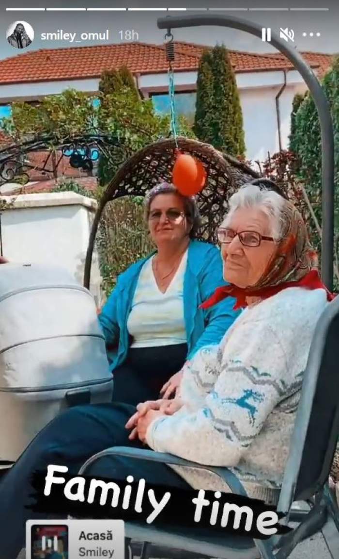 Bunica, mama și fiica lui Smiley sunt în curte. Micuța e în cărucior  de bebeluși și cele două femei stau pe scaune.