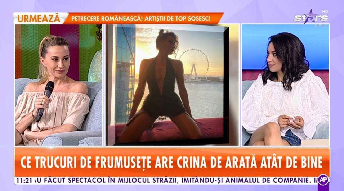 Crina Abrudan stă pe canapeaua gri de la Star Matinal și poartă o rochie crem. Vedeta ține microfonul în mână și are părul prins în coadă.