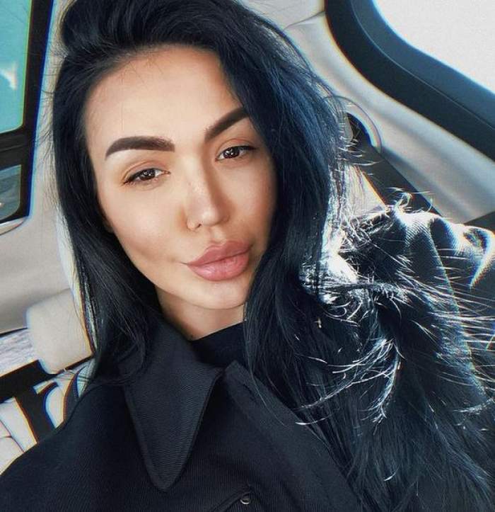 Mădălina Urloiu e în mașină. Vedeta poartă o jachetă neagră și își face un selfie.