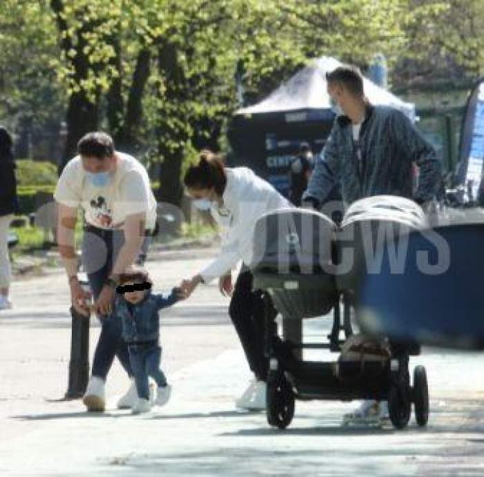 Costin Rusu, soția, un prieten și fiul lor se plimbă prin parc